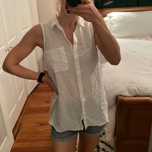 Sleeveless Button Down 🕊